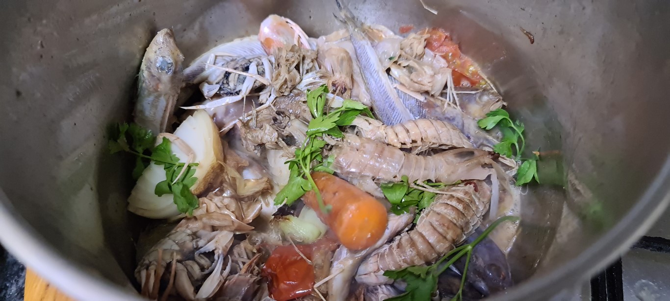 Receta de fumet o caldo de marisco fácil para paellas arroces o fideuas